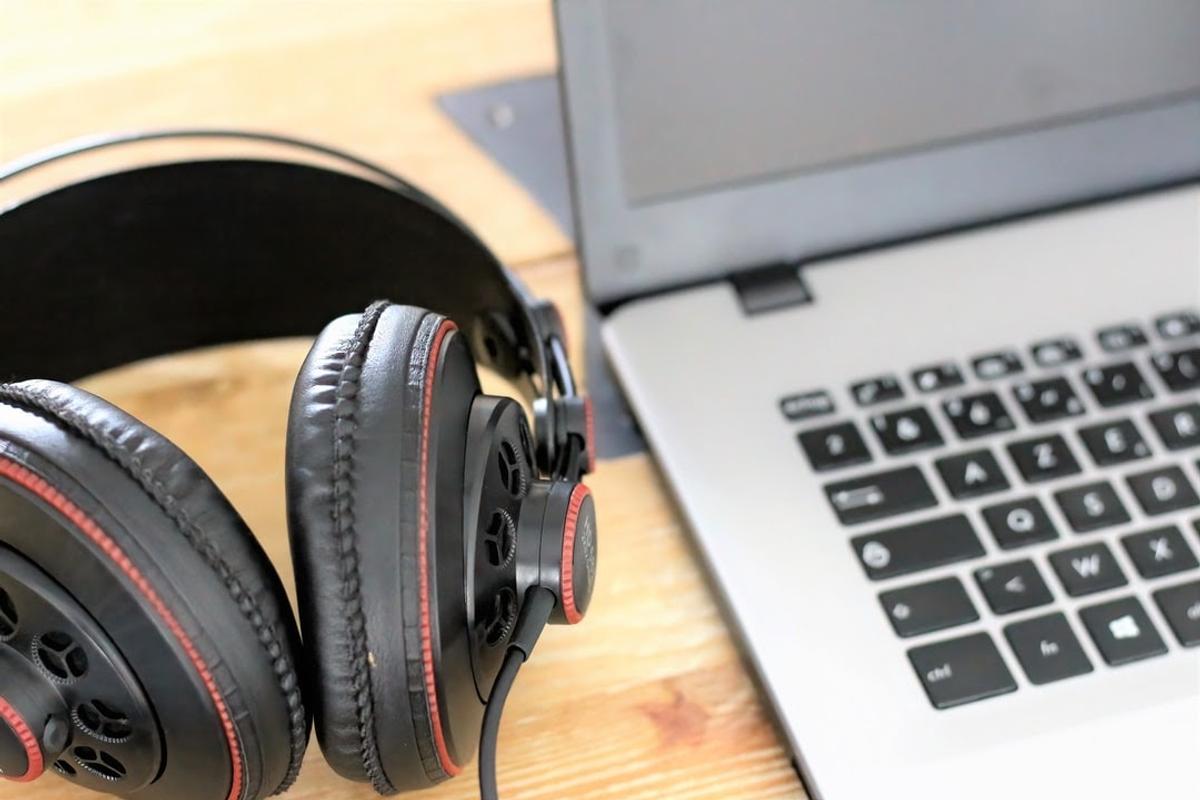 How to Fix Common Headphone Problems in UAE AM Tradez