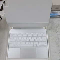 لوحة مفاتيح Apple Magic لجهاز iPad Pro (M4) - أسود