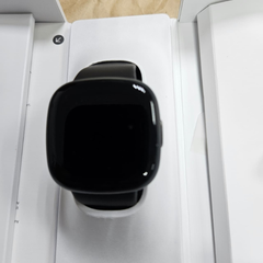 ساعة اللياقة الذكية Fitbit Versa 4 المستعملة - جرافيت 